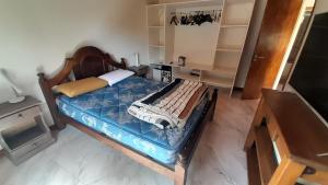 - Vistas a un dormitorio con cama y escritorio en La casita del bosque, en Valeria del Mar