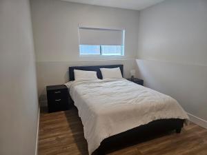 Cama ou camas em um quarto em Spacious 1 BRD Basement Suite