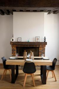 una sala da pranzo con tavolo e camino di Luxe Poirier Chatelet Centre Ville a Orléans