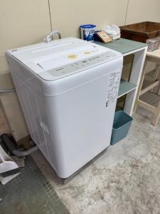 a white washing machine in a kitchen with a sink at 中通りハウス in Zentsuji