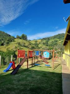 - une aire de jeux avec toboggan dans la pelouse dans l'établissement Sítio São João, à Córrego do Bom Jesus
