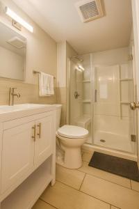 a bathroom with a toilet sink and a shower at Perfect Downtown Stay Yale Walk Sallys Apizza in New Haven