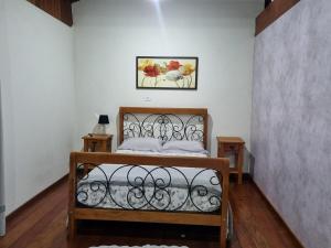 - un lit dans une chambre avec une photo sur le mur dans l'établissement Sítio São João, à Córrego do Bom Jesus
