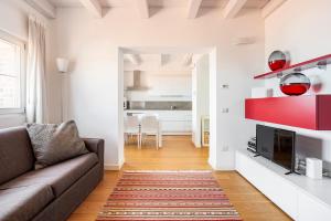 un soggiorno con divano e camino di WAVE'S GLASS Industrial loft in old Murano a Venezia