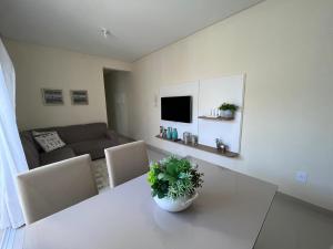 Μια τηλεόραση ή/και κέντρο ψυχαγωγίας στο Conforto e aconchego pertinho do mar de Palmas