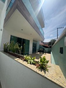 a balcony of a house with plants on it at Residence Villa Vignoli in Arraial do Cabo