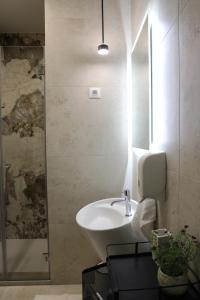 Koupelna v ubytování Luxury Palata Penthouse Apartments + 49 fotografií