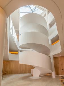 eine Wendeltreppe in einem Gebäude mit einem Oberlicht in der Unterkunft Evora Olive Hotel in Évora