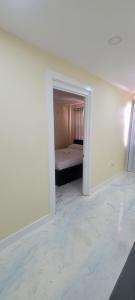 een witte kamer met een bed in de hoek bij Ocean view of town in Saint Georgeʼs