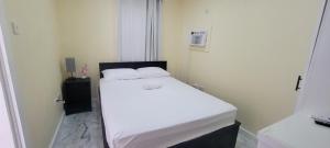 Ένα ή περισσότερα κρεβάτια σε δωμάτιο στο Ocean view of town