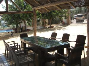 a table and chairs under a pergola at La Villa del Lago in Iznájar
