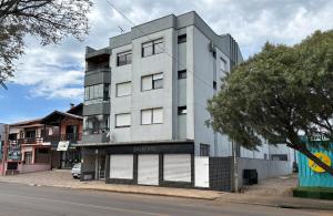 a building on the side of a street at APARTAMENTO no CENTRO 3 in Vacaria