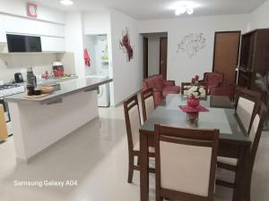 Η κουζίνα ή μικρή κουζίνα στο Departamento Confortable