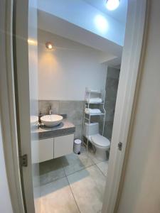 Un baño con lavabo e inodoro en Giannina Huarcaya Inmuebles, en San Antonio