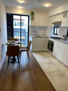cocina con mesa y sillas y comedor en Giannina Huarcaya Inmuebles, en San Antonio