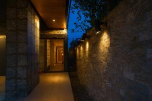 een gang van een huis 's nachts met verlichting bij Plaza In Kanku Hotel in Izumi-Sano