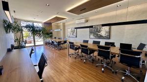 a conference room with a long table and chairs at AP1422 ar condicionado piscina academia coworking etc in Juiz de Fora +51 photos