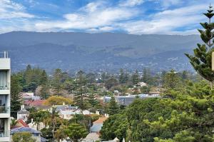 グレネルグにあるSeaside Apartment with Shared Gym & Saunaの山を背景にした街の景色