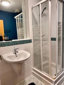 une salle de bain avec lavabo et douche dans l'établissement Central Comfort- 2 bedroom Nottingham Stay sleeps up to 5, à Nottingham 16 autres photos