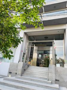 un conjunto de escaleras que conducen a un edificio en Genetrix con Increíble pileta, en San Miguel de Tucumán