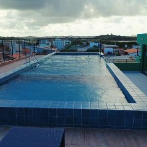 een groot zwembad bovenop een gebouw bij Flat Varandas do Porto Residence in Porto De Galinhas