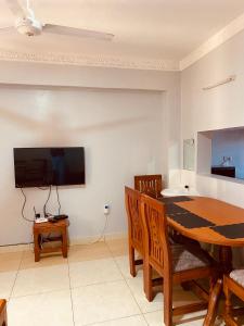 Μια τηλεόραση ή/και κέντρο ψυχαγωγίας στο Luxury 2 Bedroom Mtwapa