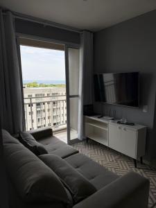 TV a/nebo společenská místnost v ubytování Apartamento vista para o rio ao lado do shopping
