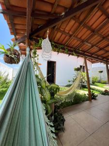 - un hamac sur une terrasse avec une maison dans l'établissement Casa Pipa Boulevard, à Tibau do Sul