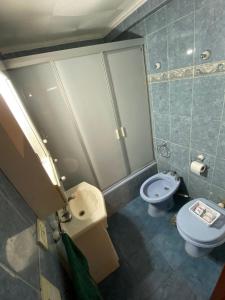 a bathroom with a sink and a toilet and a shower at Departamento sobre Boulevard Oroño in Rosario