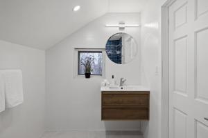 Koupelna v ubytování Lakeview-Sleeps 12-King Suites-7BR - Firepit + 53 fotografií