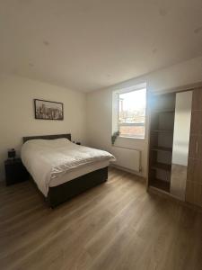 En eller flere senge i et værelse på Modern 2 Bedroom Flat - Central & Stylish