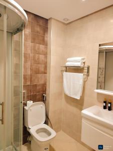 une salle de bain avec toilettes et lavabo dans l'établissement Apartement de Luxe sur la plage de Achakar complexe avec piscine N2, à Tanger