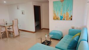 a living room with a blue couch and a table at R10 Apartamento con balcon vista a la playa, 2 habitaciones, zona segura, bien iluminado y espacioso in Ríohacha