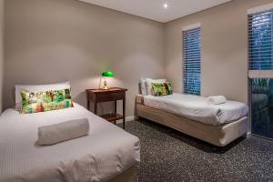 Ένα ή περισσότερα κρεβάτια σε δωμάτιο στο Mimosa - Stylish Beachside Retreat in Dunsborough