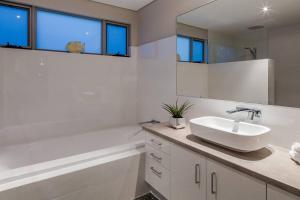 Ένα μπάνιο στο Mimosa - Stylish Beachside Retreat in Dunsborough +21 φωτογραφίες