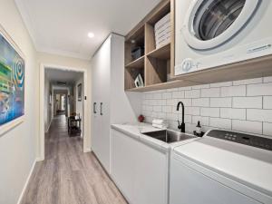 Kuchyň nebo kuchyňský kout v ubytování Notable Downs Estate near Margaret River Wineries + 26 fotografií