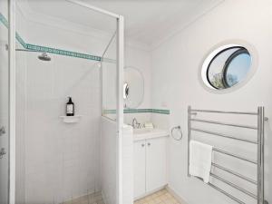 ein weißes Badezimmer mit Dusche und Waschbecken in der Unterkunft Newberry Cottage - Beach, Games & Alfresco Bliss in Dunsborough + 16 Fotos