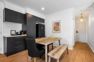 托基'Allora Torquay'的厨房配有木桌和黑色橱柜。