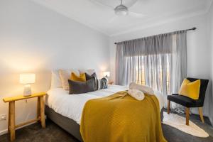 托基'Allora Torquay'的一间卧室，配有一张大床和一扇窗户。