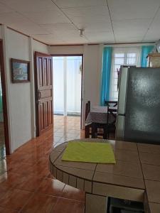 Μια τηλεόραση ή/και κέντρο ψυχαγωγίας στο Apartamentos y Cabinas Geckos