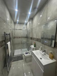 Et badeværelse på Modern 2 Bedroom Flat - Central & Stylish + 36 billeder