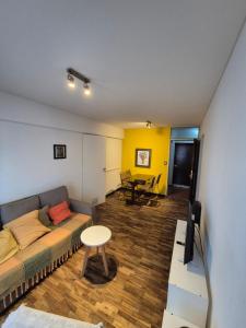 a living room with a couch and a table at Ubicación privilegiada!!! Plaza España in Mendoza