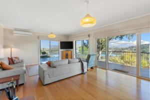 ein Wohnzimmer mit Sofa und Tisch in der Unterkunft Someplace Else in Bonnie Doon