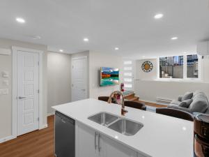 YYCにあるSuperb 1-Bdr Apt in New Condoのシンク付きのキッチンとリビングルーム +36枚の写真
