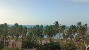a view of a beach with palm trees and the ocean at R10 Apartamento con balcon vista a la playa, 2 habitaciones, zona segura, bien iluminado y espacioso in Ríohacha +14 photos