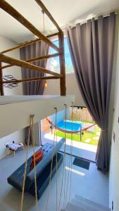 ein Raum mit Schaukel und Spielplatz in der Unterkunft LOFT Rio 102 - Refúgio Romântico Inclusivo com Piscina Privativa - bem prox a Vilas Gastronômicas, Polo de Artesanato e Associação Peixe-boi in Pôrto de Pedras