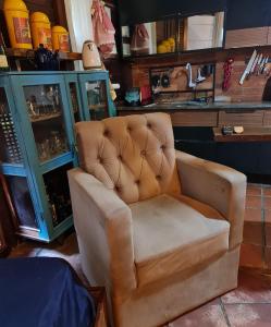 a brown leather chair sitting in a room at Casa Limoeiro 5min da ilha in Alter do Chao