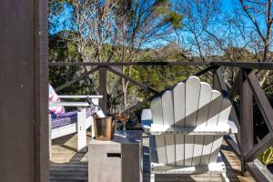 Palm BeachにあるJacksons Hideaway - Stay Waihekeの白い椅子とテーブルとベンチのあるポーチ