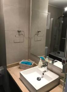 une salle de bain avec un lavabo et un miroir dans l'établissement Hermoso departamento en Reñaca, à Viña del Mar