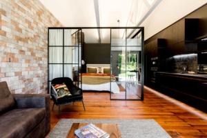 een woonkamer met een grote glazen deur naar een slaapkamer bij Moa Studios - Stay Waiheke in Blackpool